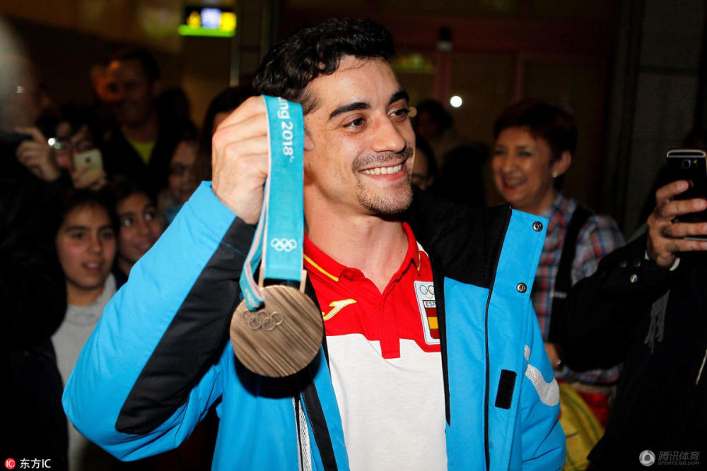 铜牌也很好!花滑名将费尔南德斯回国 秀奖牌受
