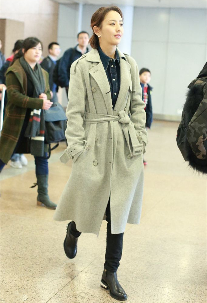 40岁刘涛和34岁佟丽娅同穿灰色大衣,网友:超模