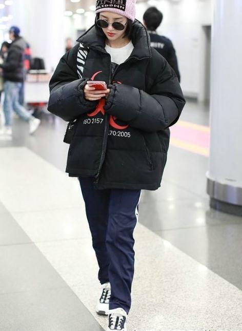 唐艺昕现身机场,宽松衣服难掩肚子隆起疑怀孕