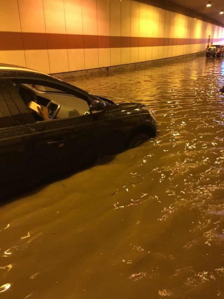 广州暴雨:公交排山倒海 地铁成瀑布