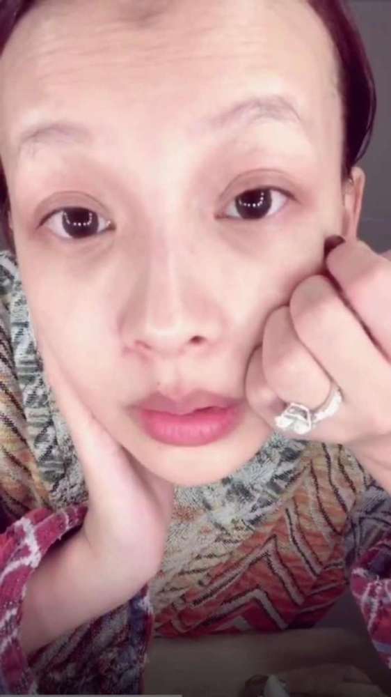 孙怡素颜直播自嘲:如果在微博上又得上热搜挨