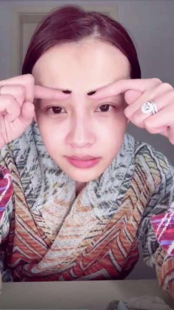 孙怡素颜直播自嘲:如果在微博上又得上热搜挨