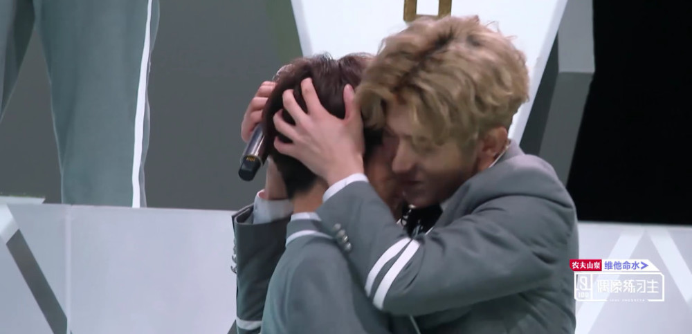 范丞丞抱着蔡徐坤连喊两声老大,蔡徐坤赶紧拒