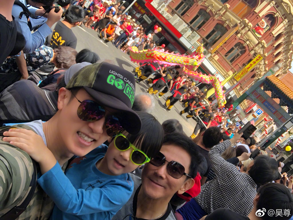 吴尊晒出家庭拜年照,neinei见到红包化身小财迷