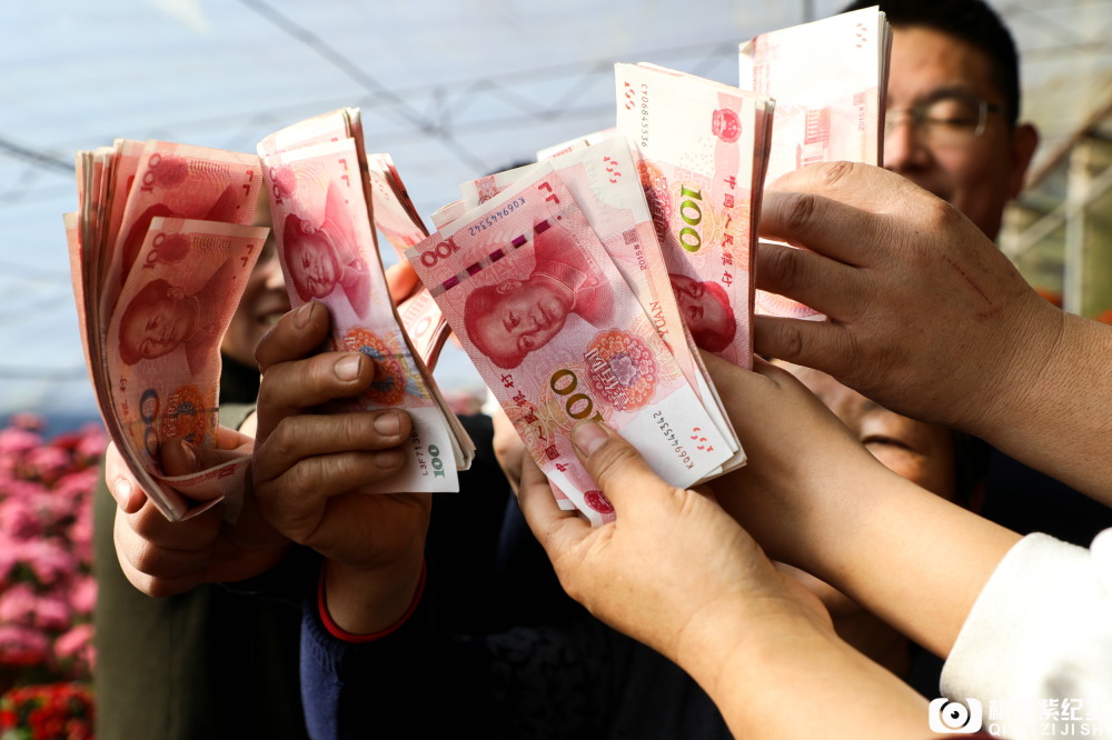 73岁奶奶用自己一年辛苦钱,给儿孙发数万元奖金