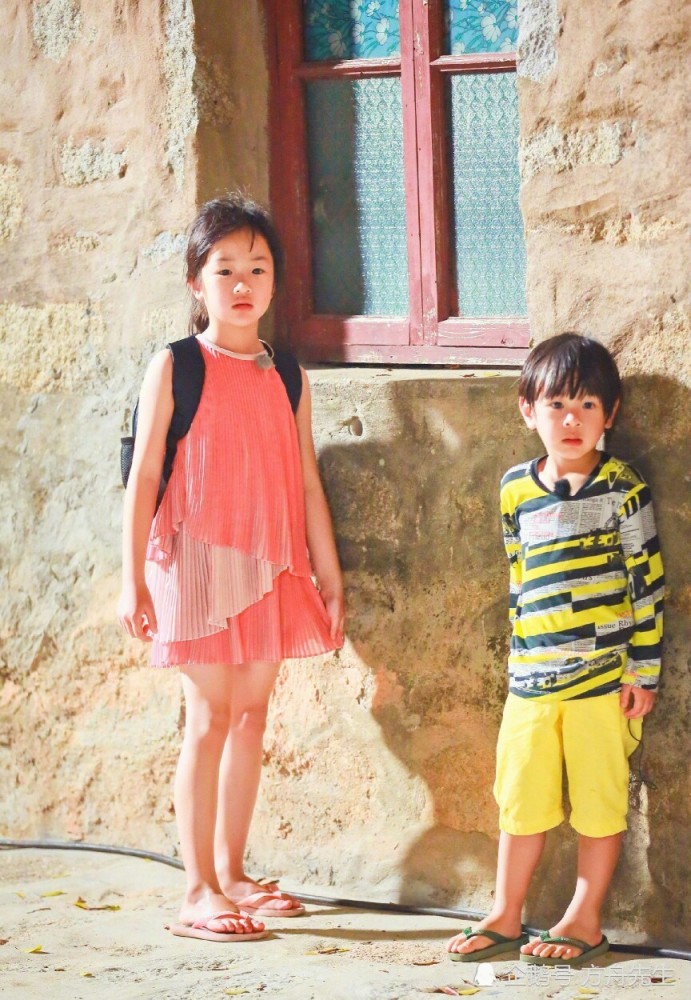 吴尊晒Neinei、Max收红包的有爱画面,并透露爷