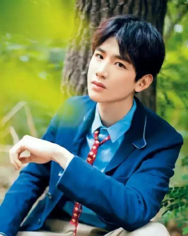影视剧里帅气学长,吴亦凡高冷、张翰霸气,杨洋