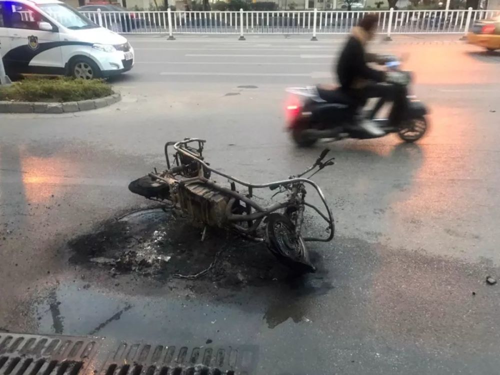 借车兼职不料半路自燃 交警提醒:线路老化请及