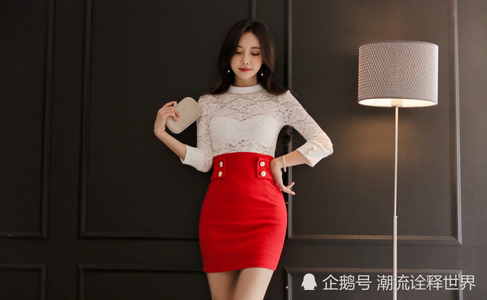 白色打底衫搭配红色短裙,让孙允珠每一天都时