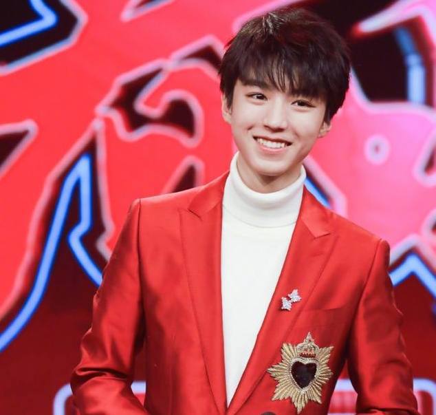 春晚穿红色的明星,王俊凯帅气,关晓彤少女十足