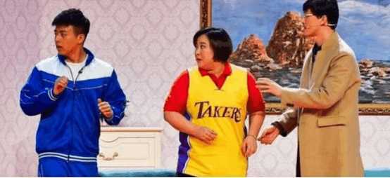 贾玲胖出新高度,二郎腿翘不起来成春晚笑点,网