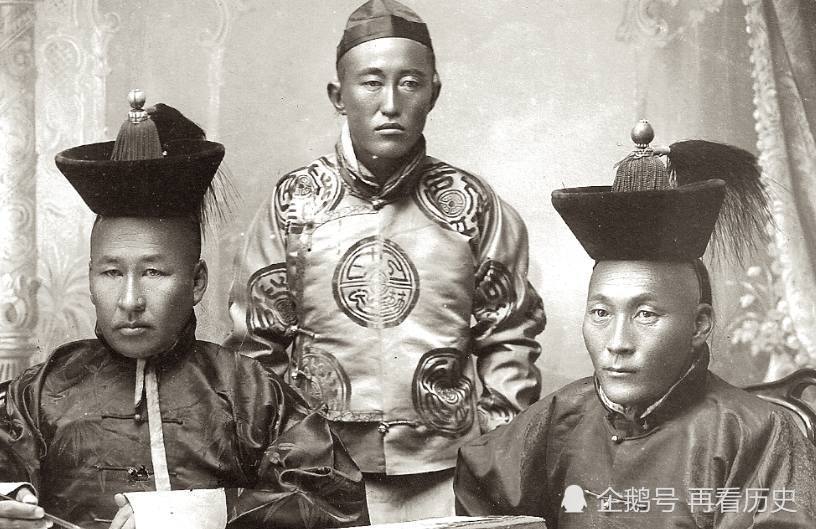 清朝历史老照片:八旗子弟练弓箭,护卫无精打采,最后一