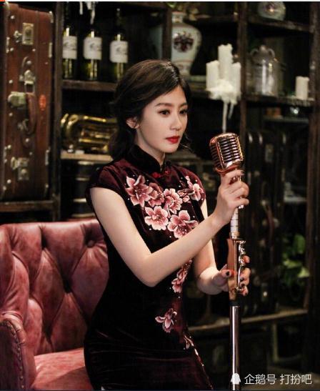 贾静雯身穿旗袍现身某综艺节目,惊艳时光的美