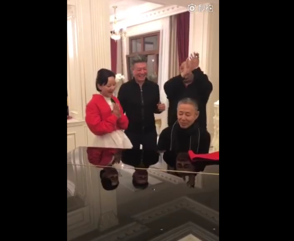 冯小刚私人视频视频曝光,芳华女主被起哄光腿电商饭局图片