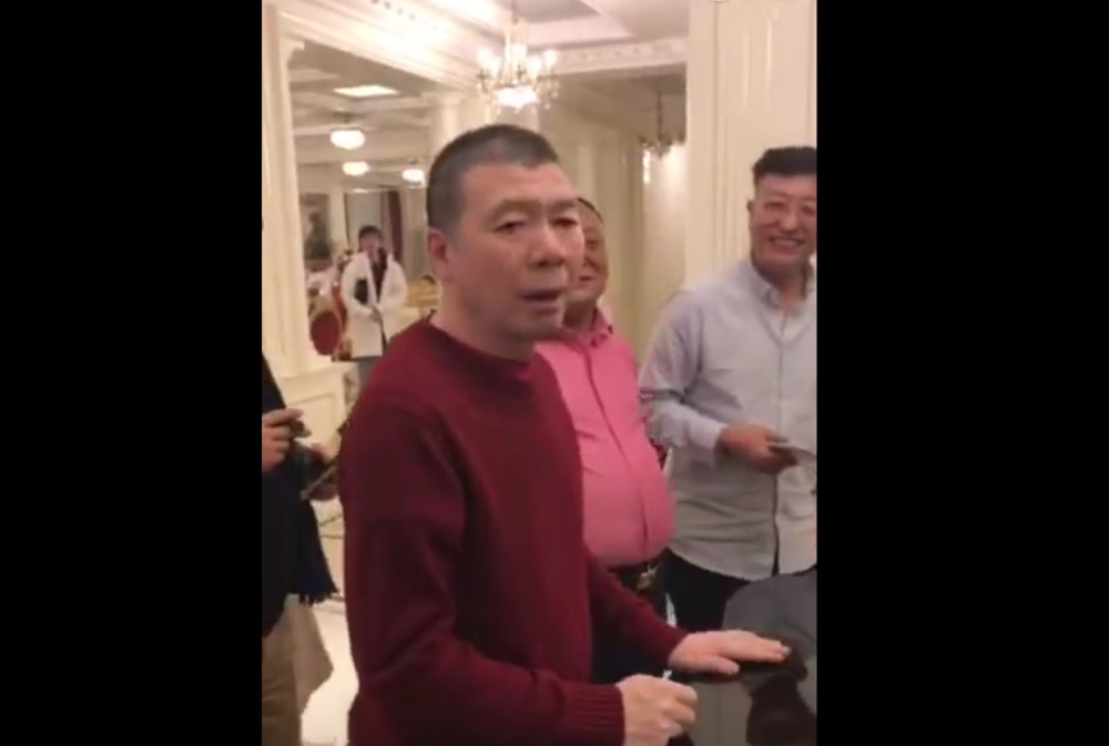 冯小刚饭局视频私人流产,芳华女主被起哄光腿曝光视频的图片