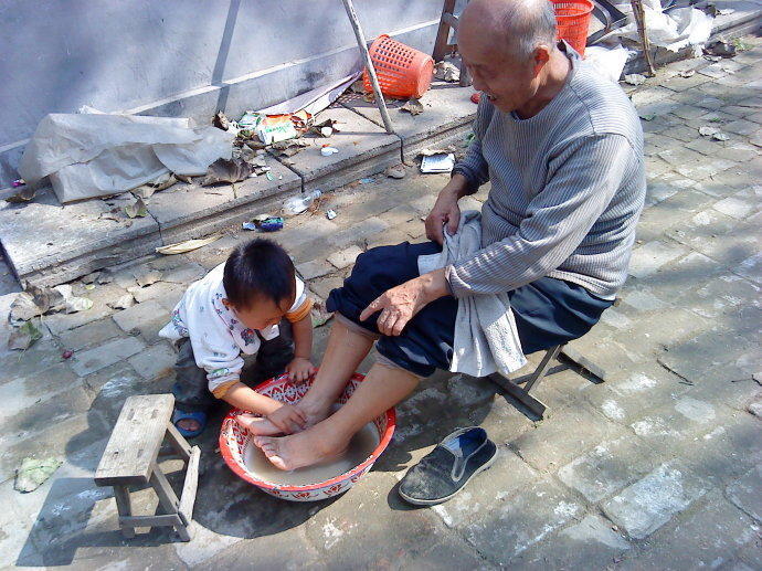 过年为表孝顺我给婆婆洗脚,看她脚趾后,我声泪