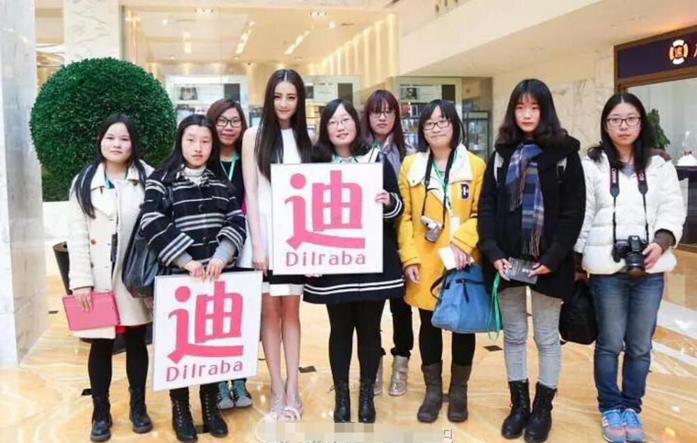 当红高颜值明星与素人合照对比,长相皮肤身材