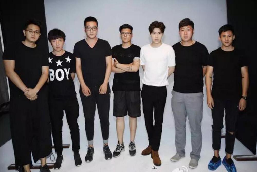 当红高颜值明星与素人合照对比,长相皮肤身材