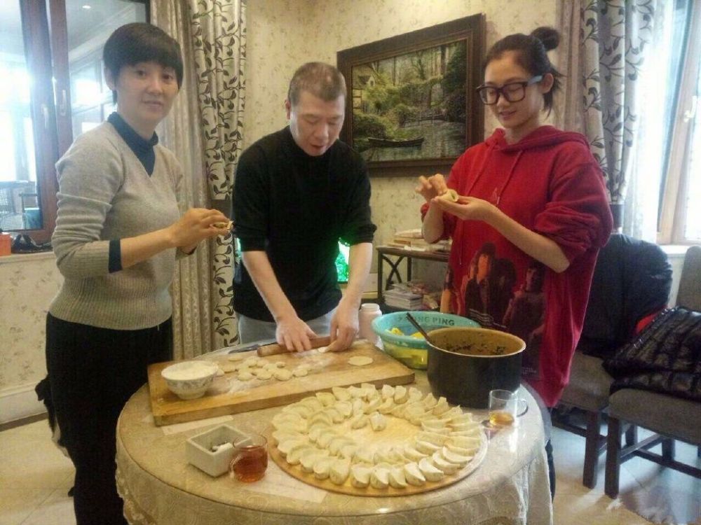 京圈大佬聚首陈道明获赞,冯小刚拉手《芳华》