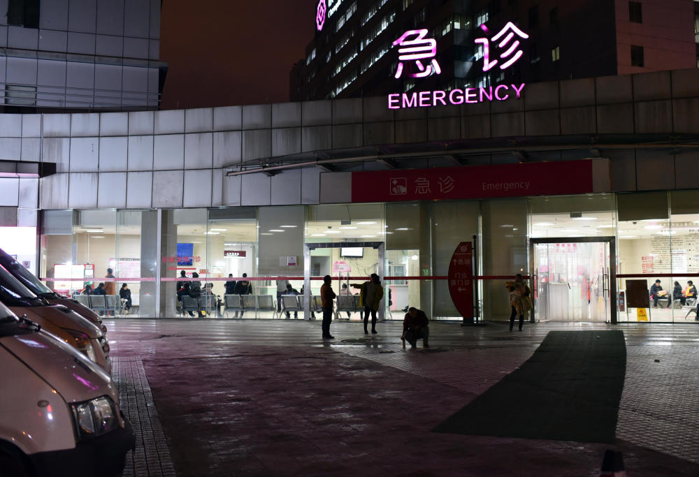 春节期间实拍成都某儿童医院急诊科:午夜时仍人满为患