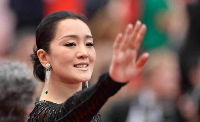 52岁巩俐胖成这样 如大妈与同龄的刘嘉玲形成