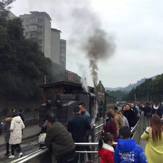 乐山大佛几乎被挤哭,游客排队到晚上10点