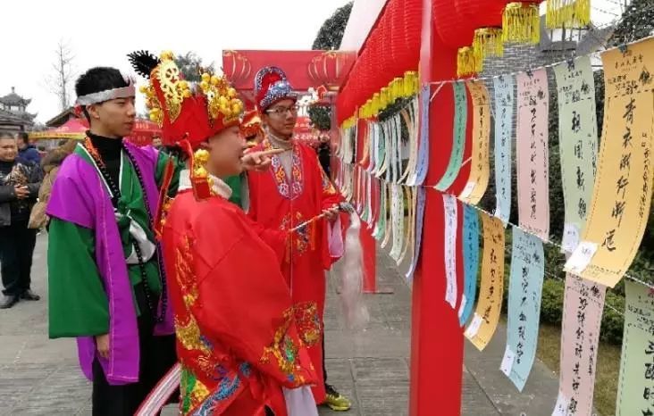 乐山大佛几乎被挤哭,游客排队到晚上10点