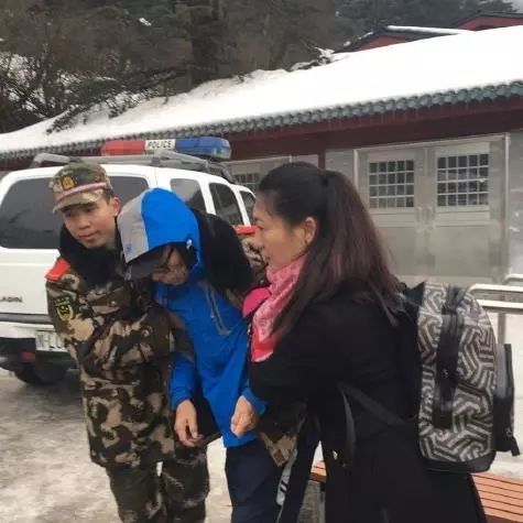 乐山大佛几乎被挤哭,游客排队到晚上10点