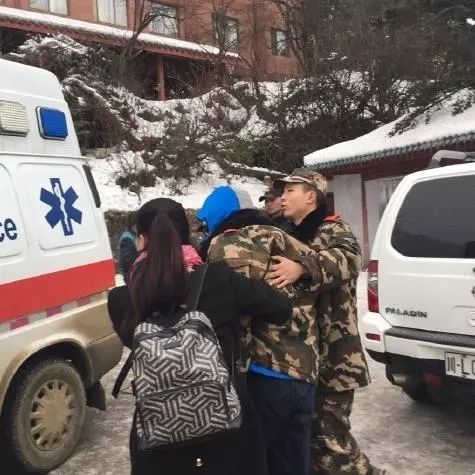 乐山大佛几乎被挤哭,游客排队到晚上10点