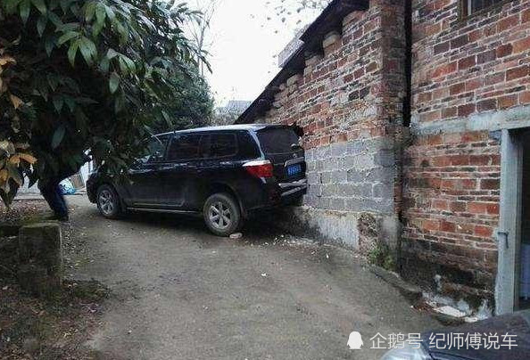 小伙开汉兰达回农村过年,把自家的墙撞了一个