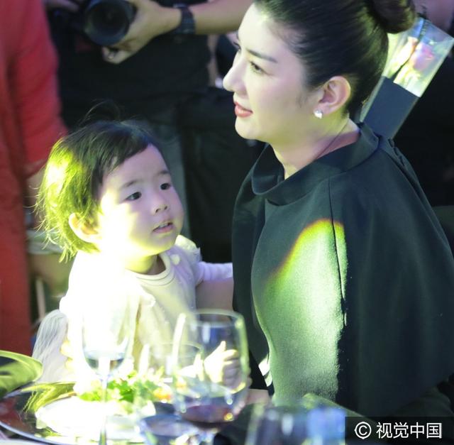 靠女儿抢镜！黄奕携女出席慈善晚宴(组图)