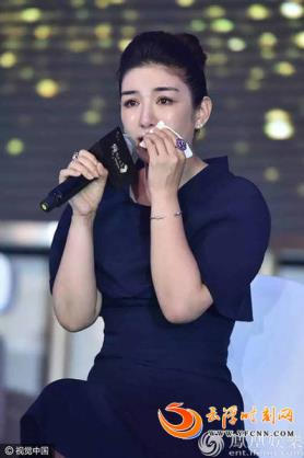 靠女儿抢镜！黄奕携女出席慈善晚宴(组图)