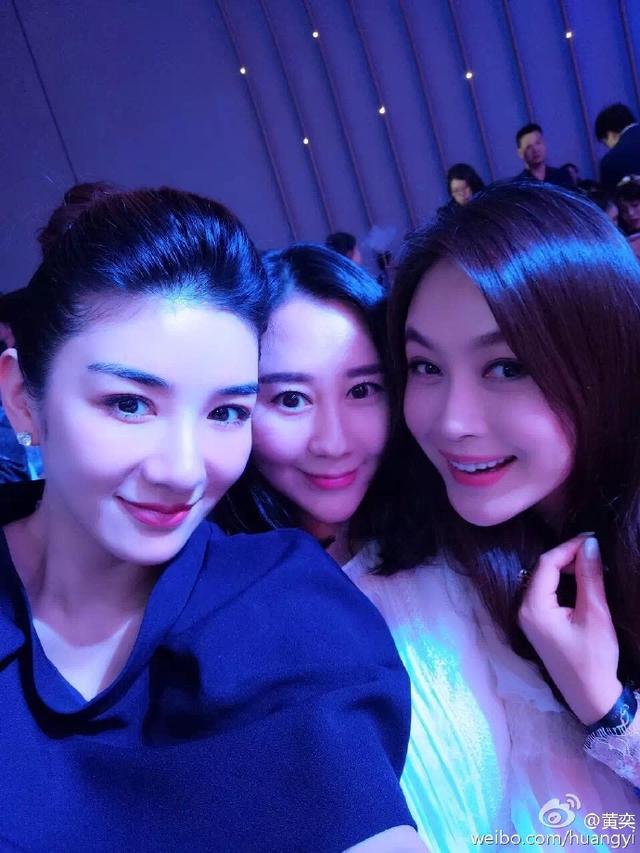 靠女儿抢镜！黄奕携女出席慈善晚宴(组图)