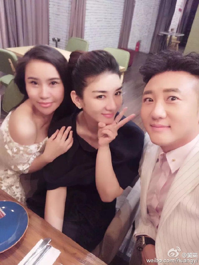 靠女儿抢镜！黄奕携女出席慈善晚宴(组图)