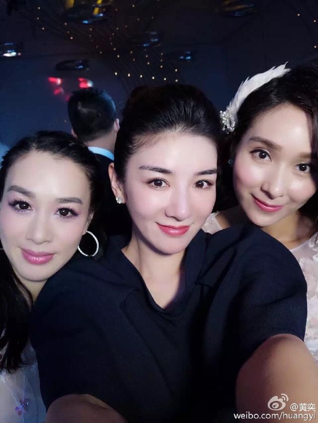 靠女儿抢镜！黄奕携女出席慈善晚宴(组图)