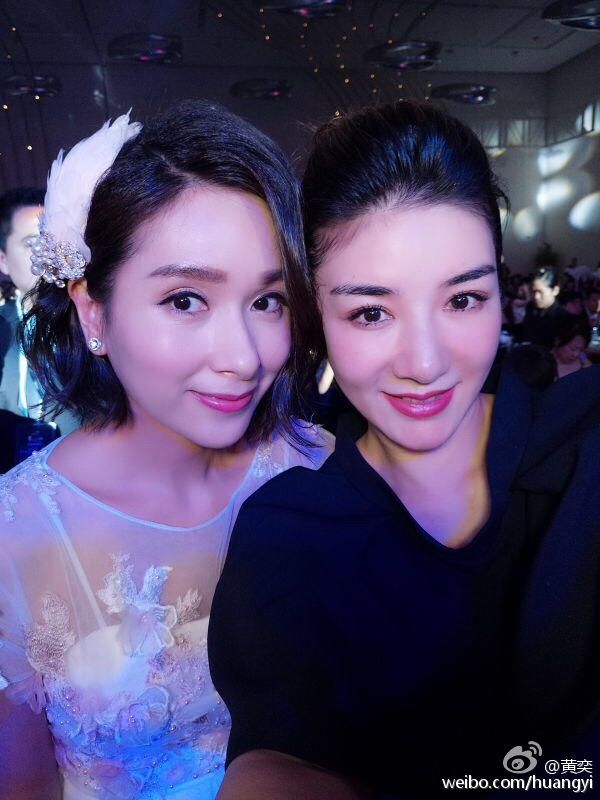 靠女儿抢镜！黄奕携女出席慈善晚宴(组图)