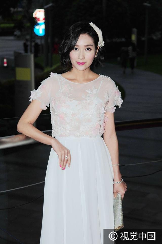 靠女儿抢镜！黄奕携女出席慈善晚宴(组图)