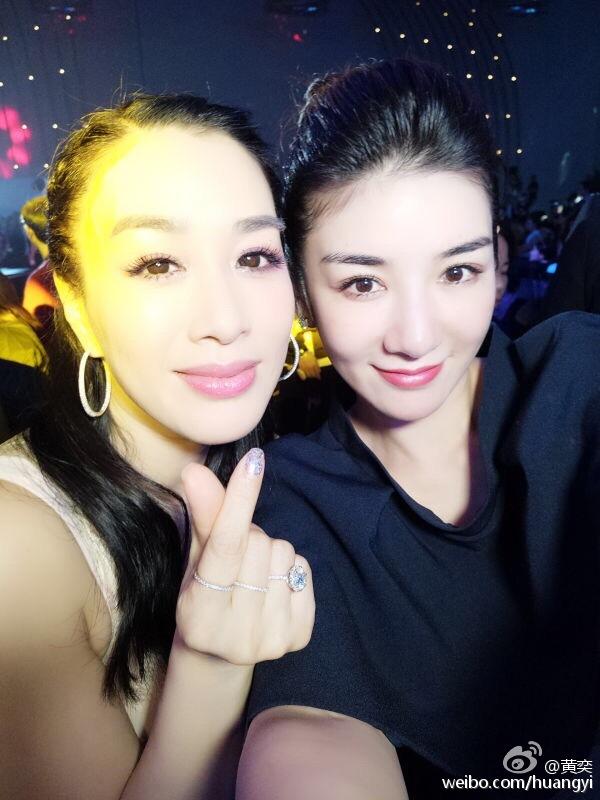 靠女儿抢镜！黄奕携女出席慈善晚宴(组图)