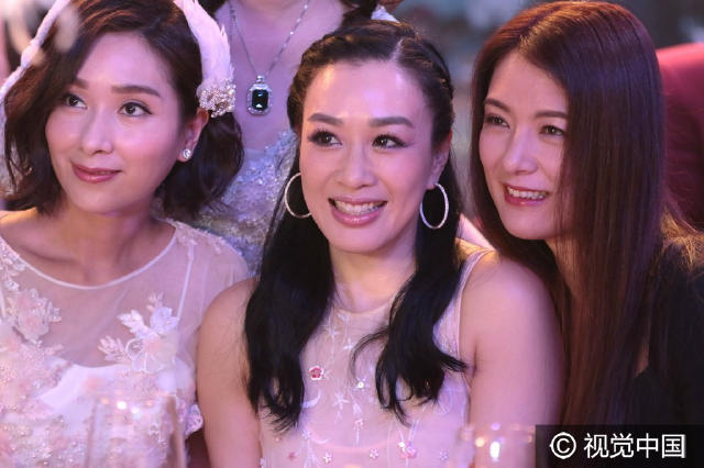 靠女儿抢镜！黄奕携女出席慈善晚宴(组图)