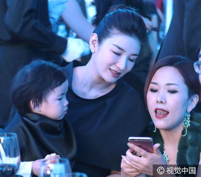 靠女儿抢镜！黄奕携女出席慈善晚宴(组图)