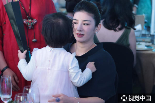 靠女儿抢镜！黄奕携女出席慈善晚宴(组图)