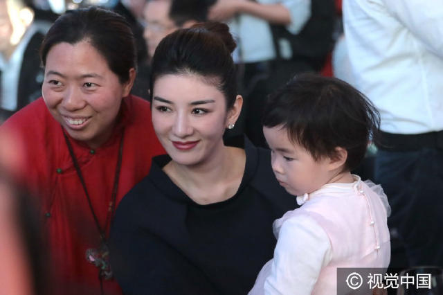 靠女儿抢镜！黄奕携女出席慈善晚宴(组图)