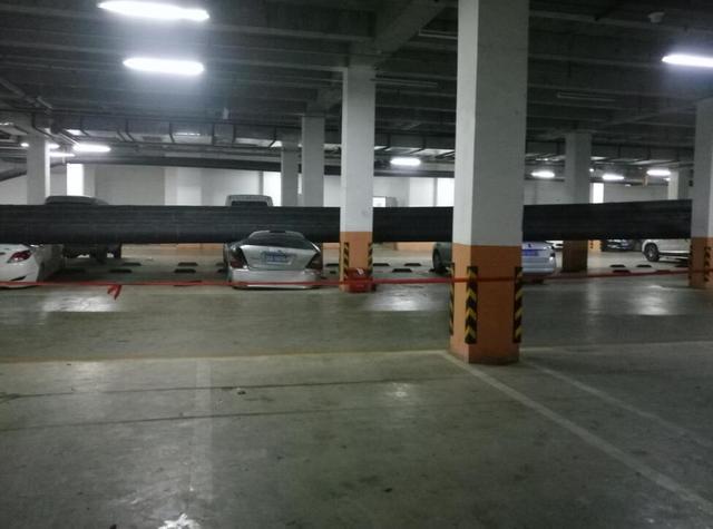 郑州一小区车库暖气管道脱落 多辆私家车被砸