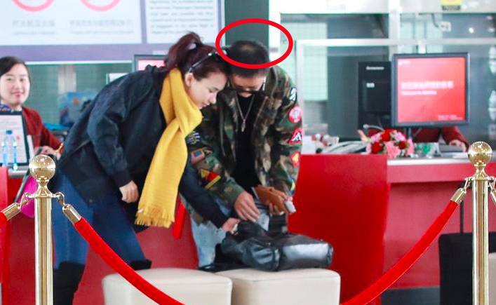 韩庚卢靖姗认爱后形影不离,韩庚头发稀疏现秃