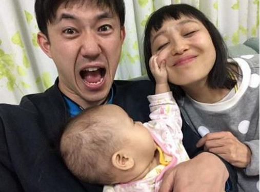 这个声优爱搞怪！金田朋子晒老公女儿照片