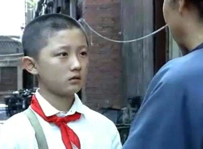 童星出道,红遍90年代,父母双亡精神错乱,被骗光