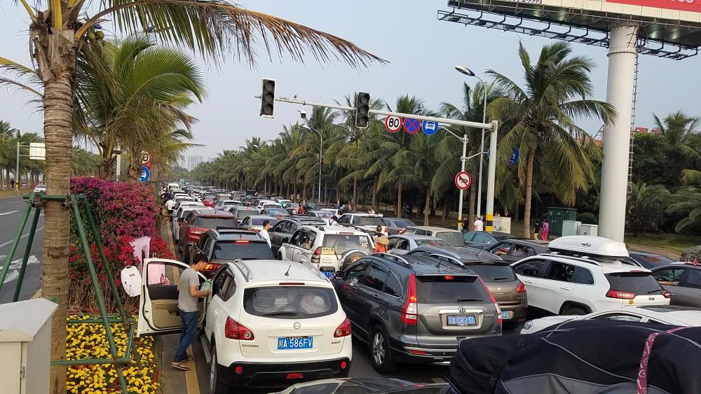 大堵车逼起了小贩,逼开了小店,逼停了"小便",但军营开门迎接方便客