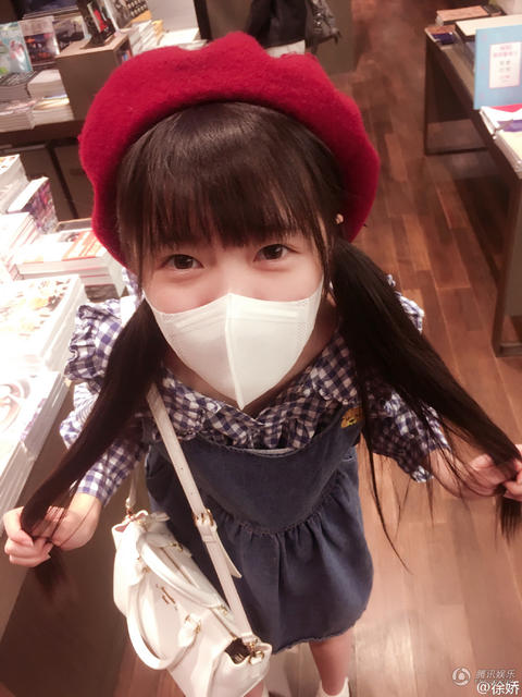 旋转跳跃上蹿下跳 徐娇逛书店不看书