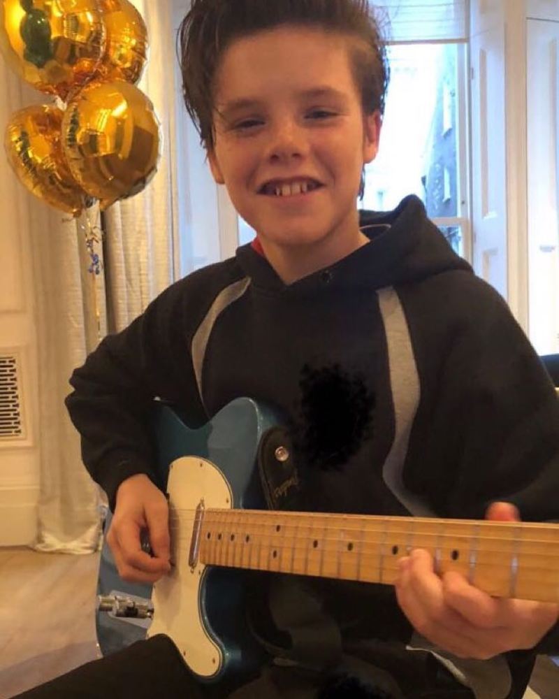 贝克汉姆三儿子西装革履庆生像足小贝,被美女