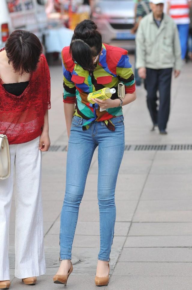 时尚姐姐彩色修身上衣搭配紧身牛仔裤,个性时